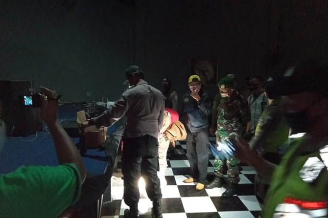 MELANGGAR: Aparat penegak hukum mengamankan sejumlah miras dari sebuah tempat karaoke di Kecamatan Paiton, Sabtu (12/12). (Foto: Satpol PP Kabupaten Probolinggo for Jawa Pos Radar Bromo)