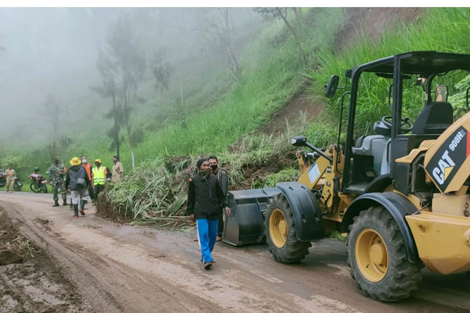 TUTUPI JALAN: Alat Berat yang dikerahkan untuk membersihkan longsor di Baledono, Tosari. (Foto: Istimewa)