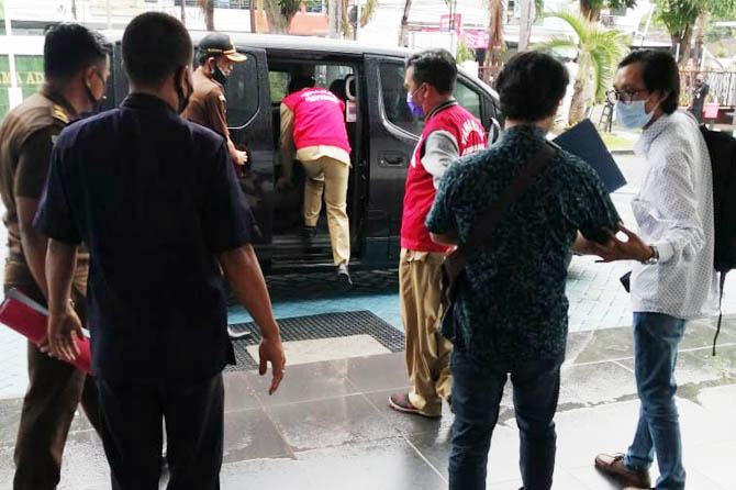 LANGSUNG DITAHAN: Tiga ASN Pemkot Pasuruan saat digiring menuju mobil untuk diantarkan ke Lapas Pasuruan dan Rutan Bangil, Selasa (15/12). (Foto: Intel Kejari Kota Pasuruan for Jawa Pos Radar Bromo)