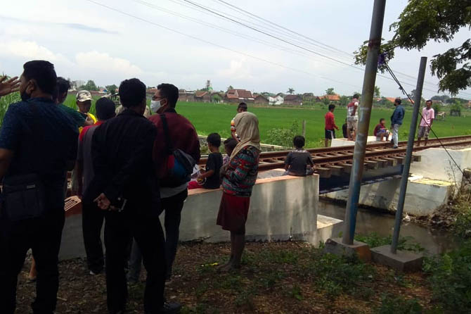 TKP: Sejumlah warga melihat dari dekat lokasi korban tertabrak KA Sri Tanjung. (Foto: Rizky Putra Dinasti/Jawa Pos Radar Bromo)