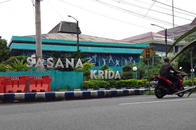 POTENSIAL: GOR Sasana Krida di Kraksaan tampak dari depan. Pengelolaan GOR belum maksimal dan kini Perusda berupaya mencari terobosan agar mampu menghasilkan pendapatan sekaligus peningkatan layanan. (Foto: Achmad Arianto/Jawa Pos Radar Bromo)