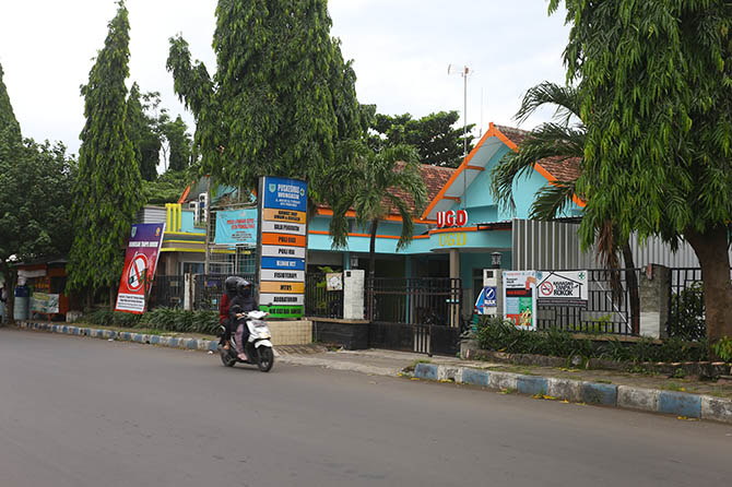 ALTERNATIF: Pengendara motor melintas di depan Puskesmas Wonoasih, Kota Probolinggo, yang direncanakan menjadi tempat isolasi pasien positif Covid-19. (Zainal Arifin/Jawa Pos Radar Bromo)