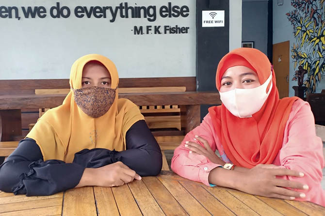 MANAJER KASUS: Yuli Daryanti dan Rosida, relawan pendamping HIV/AIDS atau bisa disebut manajer kasus (MK) di Kota Probolinggo. Stigma pada ODHA membuat mereka memutuskan jadi MK. (Ridhowati Saputri/Radar Bromo)