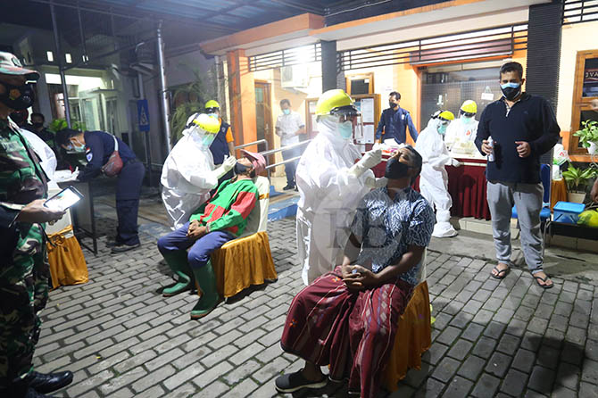 SWAB DI TEMPAT: Petugas gabungan melakukan tes swab di tempat pada para pelanggar protokol kesehatan (prokes), Sabtu malam (19/12). (Zainal Arifin/Radar Bromo)