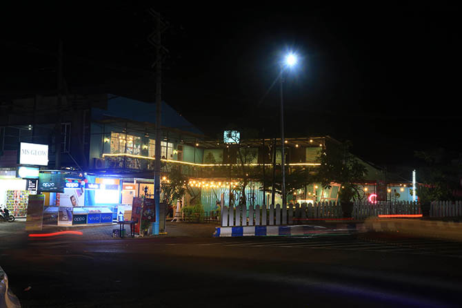 LEBIH SEPI: Suasana di sekitar bundaran Gladak Serang (Glaser) yang lebih sepi di hari pertama resmi kembali diterapkan jam malam di Kota Probolinggo. (Zainal Arifin/Radar Bromo)