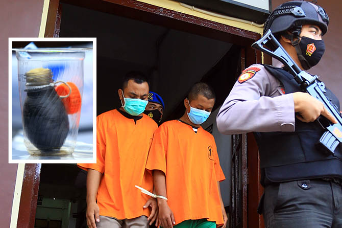 DITAHAN: Dua tersangka pelemparan bondet di PN Probolinggo saat dirilis petugas. Inset bondet buatan pelaku. Pelaku belajar membuat bondet dari YouTube. (Foto: Zainal Arifin/Jawa Pos Radar Bromo)