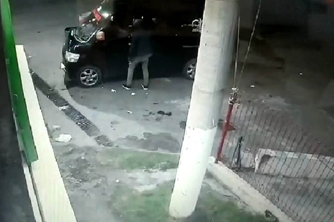 REKAMAN CCTV: Pelaku mencuri HP dan tas milik Affandi Muslim, 32, yang sedang tidur di parkiran utara Toko Basmalah di Kelurahan Semampir, Kraksaan, Senin (21/12). (Foto: Repro)