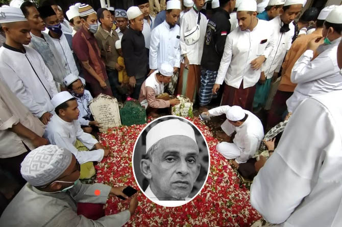 KEHILANGAN ULAMA: Peziarah memenuhi makam Habib Hasan bin Muhammad bin Hud Assegaf, di pemakaman belakang Masjid Jami