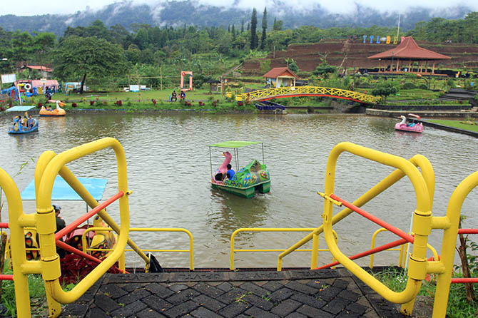 MENAWAN: Sejumlah pengunjung menikmati sepeda air di Bermi Eco Park. Sepeda air dengan memanfaatkan embung merupakan salah satu wahana yang ada di Bermi Eco Park.