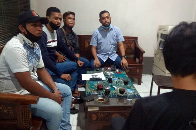 CARI SOLUSI: Sejumlah ABK saat ditemui perwakilan PT Berkah Aneka Laut. (Rizky Putra Dinasti/Jawa Pos Radar Bromo)