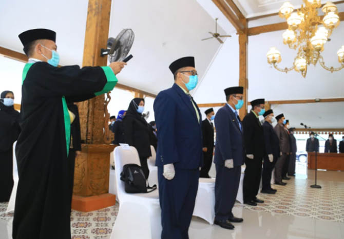 DISUMPAH: Wabup Probolinggo Timbul Prihanjoko saat memimpin pengambilan sumpah terhadap pejabat yang dimutasi. (Foto: Arif Mashudi/Jawa Pos Radar Bromo)