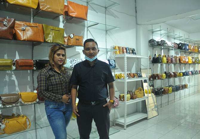 JIWA SOSIAL: Pasutri Ferry Angga Asmoro dan Pratisia Kurniawati sebagai produsen dan pemilik Grosir Tas Gempol. (Foto: Erri Kartika/Jawa Pos Radar Bromo)