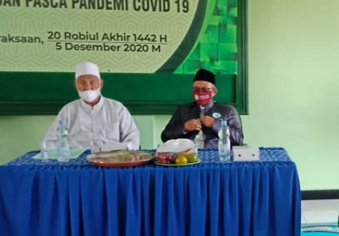 LANGSUNG KONSOLIDASI: KH Munir Kholili (kopiah putih) dan KH Syihabuddin Sholeh, satu meja usai pelaksanaan musyawarah daerah yang digelar di kantor PCNU Kraksaan, Sabtu (5/12) lalu. (Foto: Istimewa)