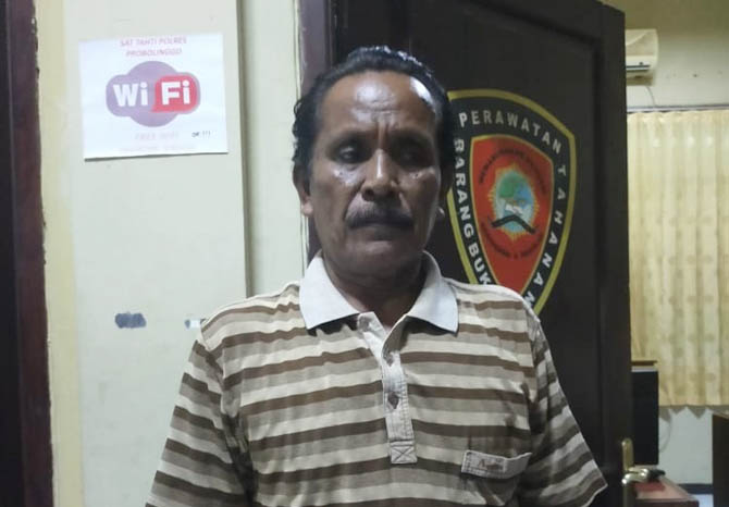 AKHIR PENCARIAN: Abdul Rasyid, tersangka kasus ijazah palsu kini telah diamankan di Mapolres Probolinggo. (Foto: Polres Probolinggo for Jawa Pos Radar Bromo)