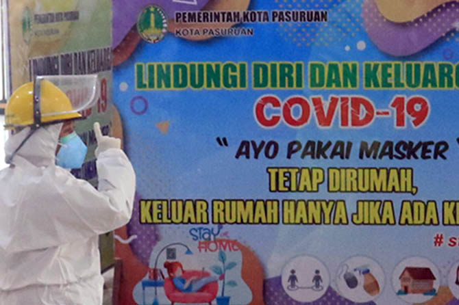 TEMPAT ISOLASI: Petugas berpakaian APD saat berada di rumah isolasi yang disediakan Pemkot Pasuruan. Makanan dan minuman pasien Covid-19 di Kota Pasuruan kini tengah dilidik kejaksaan. (Foto: Dok. Radar Bromo)