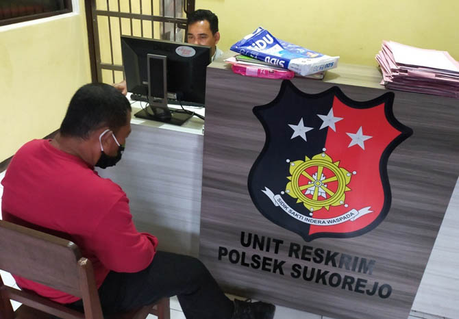 BUBAR: Sejumlah anggota Polsek Sukorejo ketika membubarkan ojung di Desa Dukuhsari, Kecamatan Sukorejo, Minggu (27/12). Inset: Salah satu penyelenggara yang akhirnya harus berurusan dengan polisi. (Polsek Sukorejo for Jawa Pos Radar Bromo)