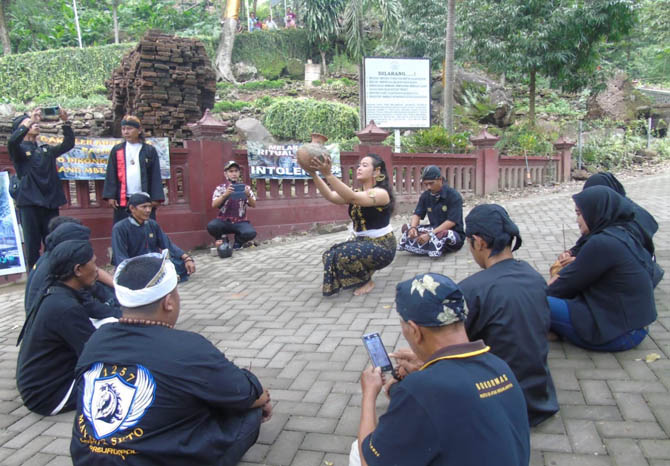 BENTUK PROTES: Aksi teatrikal seniman yang menolak larangan mandi di Sumber Tetek, Desa Wonosunyo, Kecamatan Gempol. (Foto: Rizal F. Syatori/Jawa Pos Radar Bromo)