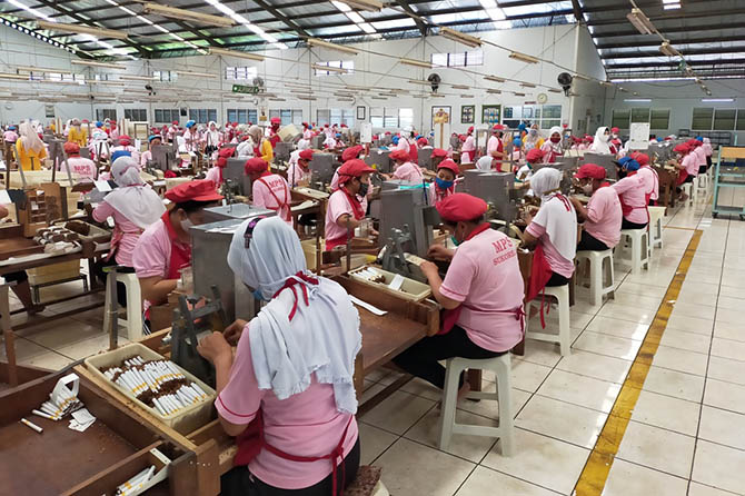 TERIMBAS PANDEMI: Aktivitas produksi rokok SKT di MPS Sukorejo, kemarin. Pengusaha rokok SKT yang tergabung dalam MPS berharap tahun depan tak ada kenaikan cukai rokok SKT. (Rizal Syatori/ Radar Bromo)