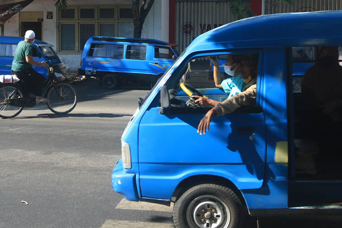 MAKIN SEPI: Salah satu angkot melintas di jalanan Kota Pasuruan, beberapa waktu lalu. Selama masa pendemi, penumpang angkot di Kota Pasuruan semakin minim. (Foto: Dok. Radar Bromo)