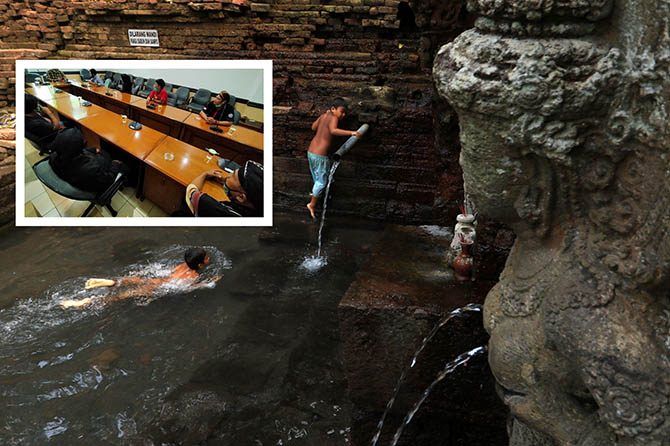 KINI DILARANG: Sejumlah bocah saat mandi di kawasan candi Belahan Sumber Tetek, beberapa waktu lalu. Adanya larangan mandi di Candi Belahan diprotes sejumlah warga. Inset, sejumlah warga saat lapor ke DPRD setempat. (Mokhamad Zubaidillah-Iwan Andrik/Radar