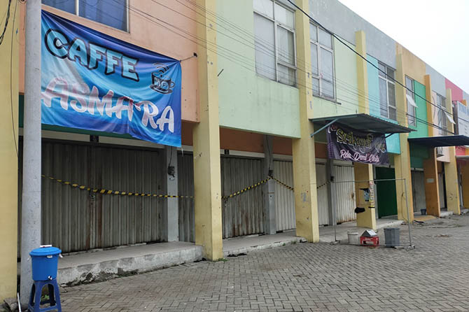 BAKAL KEMBALI DIBUKA: Deretan kafe di Pandaan Square, Desa Nogosari, Pandaan yang masih ditutup Satpol PP. Para pemilik kafe sudah membuat surat pernyataan untuk tak lagi menyediakan karaoke dan purel. Ruko setempat bakal dibuka maksimal dua pekan kedepan