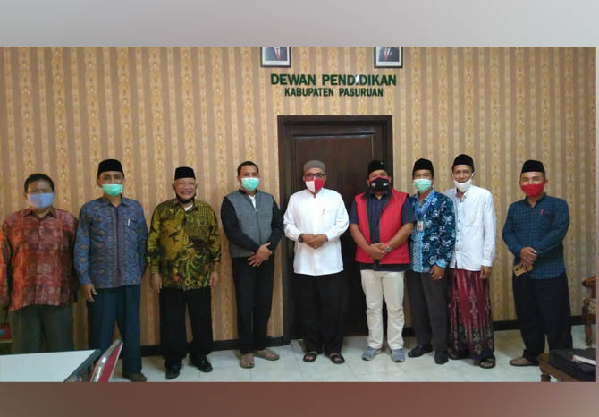 KUNJUNGAN: Ketua Dewan Pendidikan, Habib Zainal Abidin (tengah baju putih) dan jajarannya saat menerima kunjungan pimpinan dan anggota DPRD Kabupaten Pasuruan. (Foto: Dewan Pendidikan for Jawa Pos Radar Bromo)