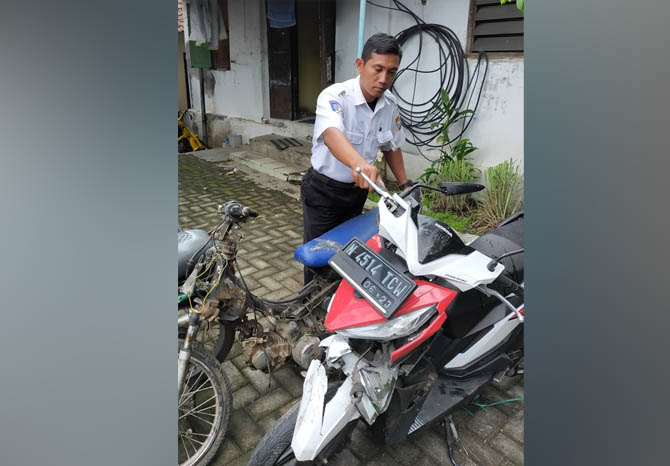 DIAMANKAN: Dua motor yang terlibat kecelakaan lau lintas di Desa Karangsono, Kecamatan Sukorejo, diamankan di Poslantas Sukorejo. (Foto: Rizal Fahmi Syatori/Jawa Pos Radar Bromo)