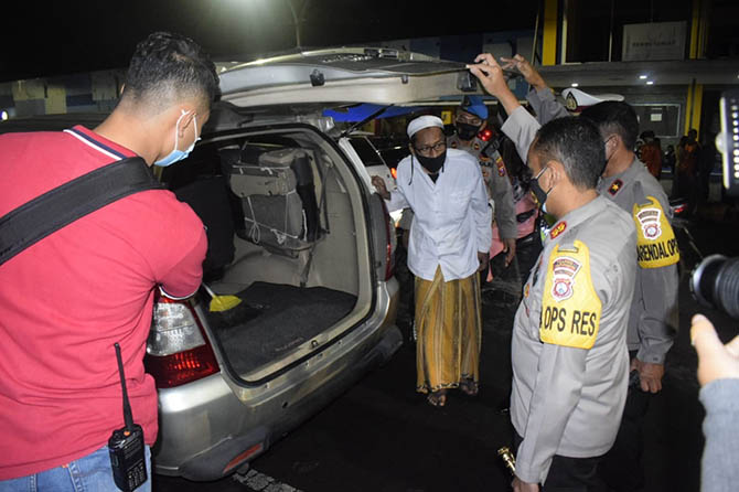 OPERASI MULTI SASARAN: Petugas saat memeriksa mobil yang melintas dalam operasi multisasaran. (Polres Pasuruan Kota for Jawa Pos Radar Bromo)