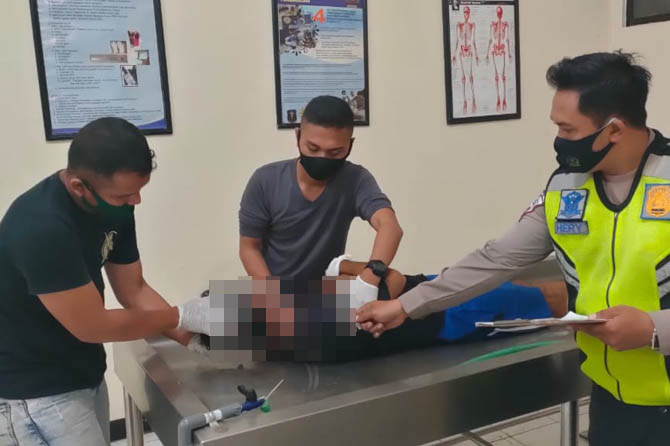 MEREGANG NYAWA: Petugas mengidentifikasi jenazah Kapriadi saat di RS Bhayangkara. (Foto: Istimewa/Jawa Pos Radar Bromo)