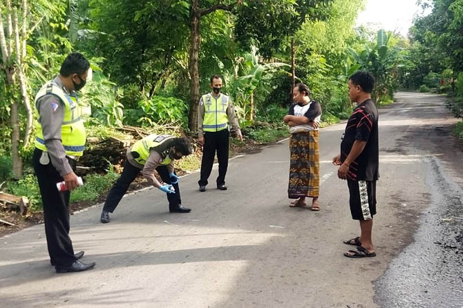 NAHAS: Petugas Poslantas Kejayan saat melakukan olah TKP kecelakaan maut di Desa Kademungan, Kejayan, kemarin. (Poslantas for Jawa Pos Radar Bromo)