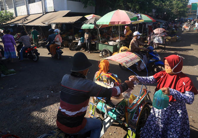 WILAYAH TENGAH: Suasana di Pasar Besar Pasuruan saat pagi hari. Ada rencana pembangunan pasar baru di wilayah Bugul Kidul atau selatan Kota Pasuruan. (Foto: M Zubaidillah/Jawa Pos Radar Bromo)