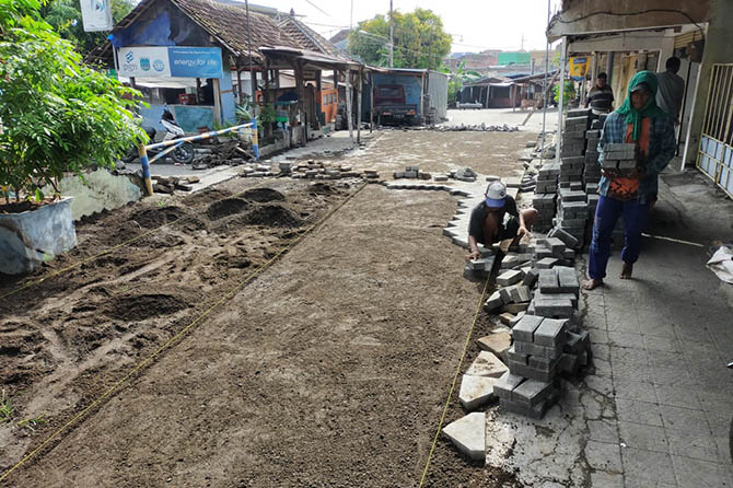 DILANJUT: Proyek pavingisasi Pasar Senggol tahap 2 yang mulai dilanjut. (Rizal Syatori/Radar Bromo)