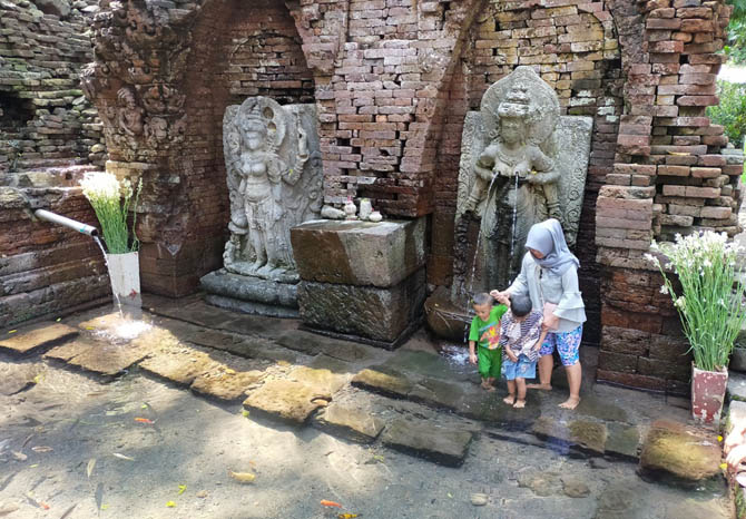 CAGAR BUDAYA: Pengunjung menikmati kolam Sumber Tetek Candi Belahan, Desa Wonosunyo, Kecamatan Gempol. (Foto: Rizal F. Syatori/Jawa Pos Radar Bromo)