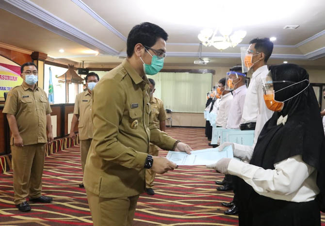 SIMBOLIS: Wali Kota Pasuruan menyerahkan petikan SK kepada perwakilan CPNS formasi 2019 di ruang Untung Suropati, Senin (28/12). (Foto Kominfo Kota Pasuruan for Jawa Pos Radar Bromo)