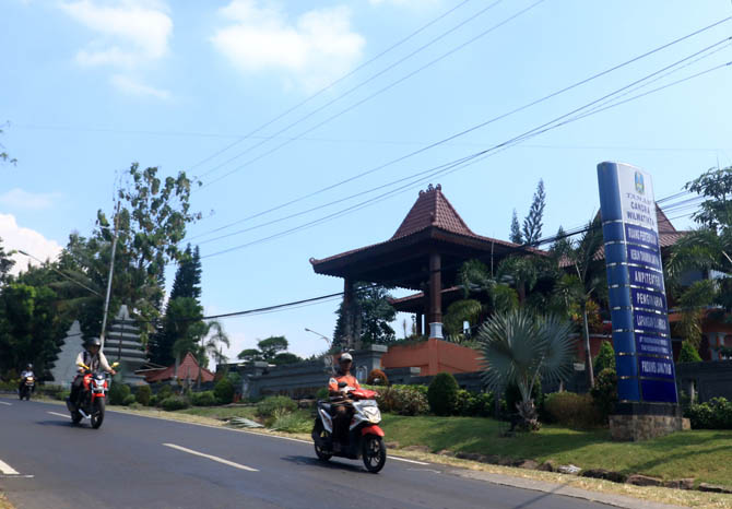 SEPI: Pengendara motor melintas di depan kompleks Taman Candra Wilwatikta Pandaan, Kabupaten Pasuruan. Selama pandemi, warga yang memanfaatkan Graha Wilwatikta, sangat minim. (Foto: Mokhamad Zubaidillah/Jawa Pos Radar Bromo)