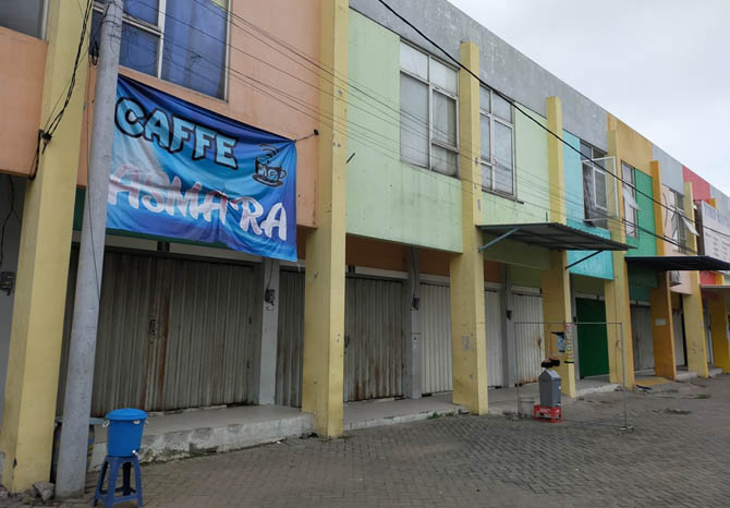 BELUM BUKA: Ruko di kawasan Meiko Pandaan Square, Dusun Klangkung, Desa Nogosari, Kecamatan Pandaan yang digunakan cafe nampak masih tutup. (Foto: Rizal F Syatori/Jawa Pos Radar Bromo)