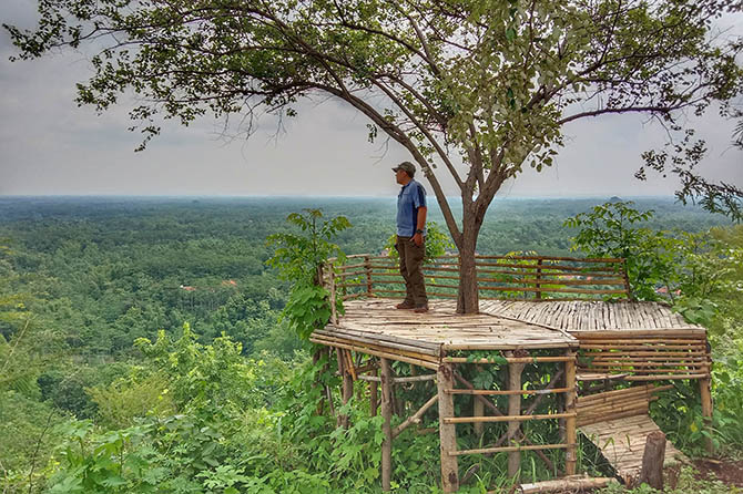MEMPESONA: Seorang pengunjung menikmati panorama di Puncak Gugel yang memiliki ketinggoan 175 MDPL. (Foto: Achmad Arianto/Jawa Pos Radar Bromo)