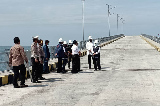 PROSPEK: Gubernur Jatim Khofifah Indar Parawansa saat mengunjungi Pelabuhan Probolinggo. (Ridhowati Saputri/Radar Bromo)