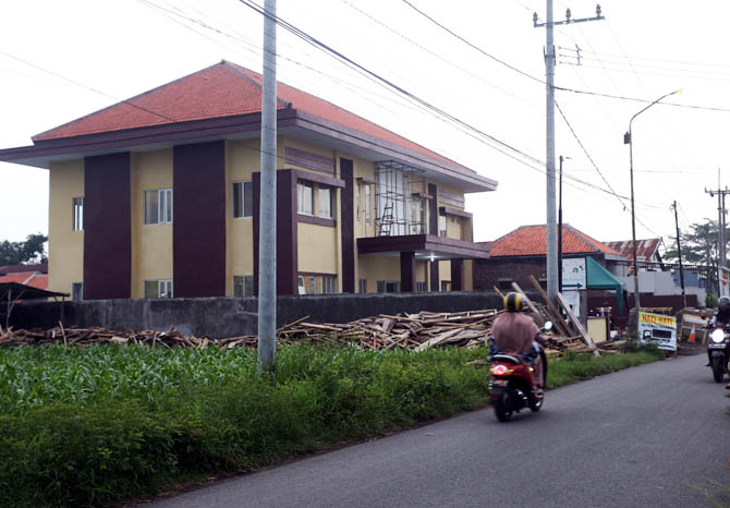 TINGGAL SEDIKIT: Markas Polsek Kanigaran di Jalan Citarum yang tengah dalam proses penyelesaikan pembangunan. (Foto: Zainal Arifin/Jawa Pos Radar Bromo)