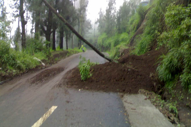 MASIH BISA DILEWATI: Kondisi longsor yang menutup sebagian ruas jalan menuju bromo di Desa Wonokitri, Rabu (13/1). (Kecamatan Tosari for Jawa Pos Radar Bromo)