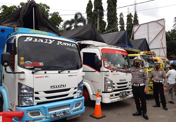 DIAMANKAN: Truk yang ugal-ugalan dan diamankan Satlantas Polres Probolinggo. Truk ini akan dikembalikan ke sopirnya, sebulan lagi. (Foto: Arif Mashudi/Jawa Pos Radar Bromo)