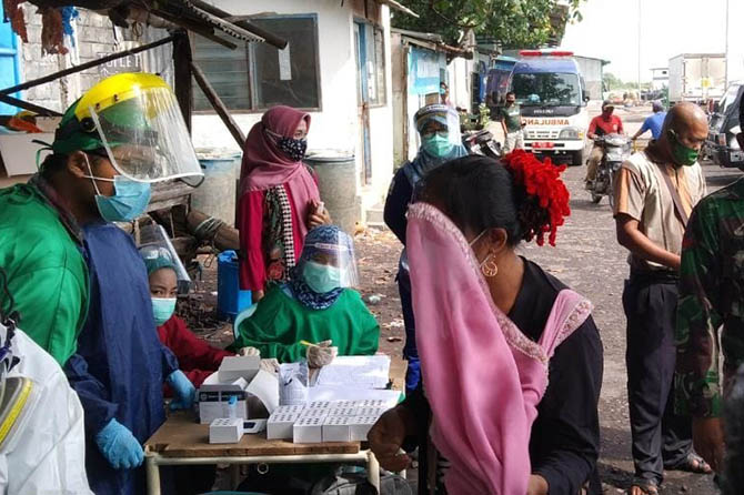 NEGATIF SEMUA: Beberapa warga Desa Gili Ketapang, Kecamatan Sumberasih saat terjaring tes swab antigen masal. Total ada 30 warga yang ikut tes dan semua hasilnya negatif. (Satgas Covid-19 Kabupaten Probolinggo for Radar Bromo)