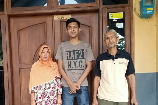 JANGKUNG: Lukman Hakim Pratama bersama orang tuanya, Mustakim dan Amamik. (Ridhowati Saputri/Jawa Pos Radar Bromo)