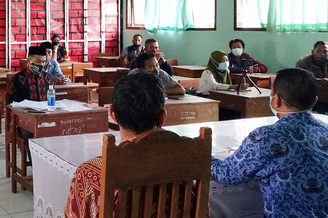 BERI KETERANGAN: Perwakilan SMAN Gondang Wetan dan komite saat menemui perwakilan Aliansi Pelajar Anti Pungli, Senin (18/1). (Mukhamad Rosyidi/Radar Bromo)