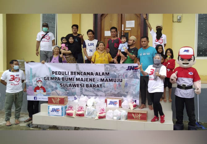 BERBAGI: Penyaluran bantuan korban bencana gempa bumi yang dilakukan JNE ke Majene-Mamuju, Sulawesi Barat. (Foto: JNE for Jawa Pos Radar Bromo)