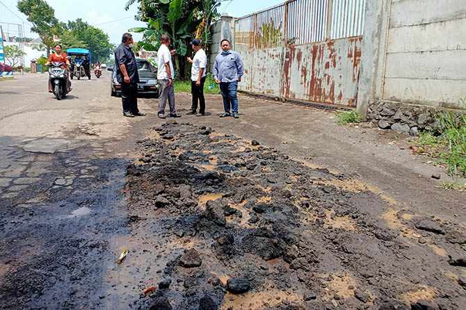 RUSAK PARAH: Sejumlah anggota DPRD Kota Probolinggo dari Komisi III, melihat kerusakan Jalan Semeru, Kota Probolinggo, kemarin. Mereka meminta kerusakan jalan ini segera ditambal sulam. (Ridhowati Saputri/Jawa Pos Radar Bromo)