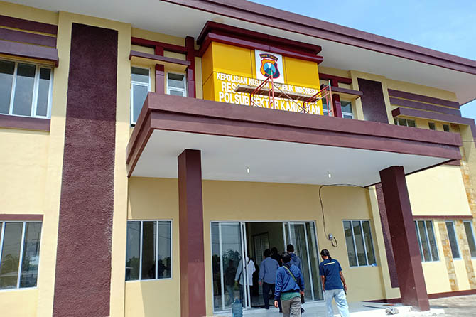 KLAIM RAMPUNG: Sejumlah warga di bangunan yang akan dijadikan Sub Mapolsek Kanigaran, Polres Probolinggo Kota, Jumat (22/1). (Ridhowati Saputri/Jawa Pos Radar Bromo)