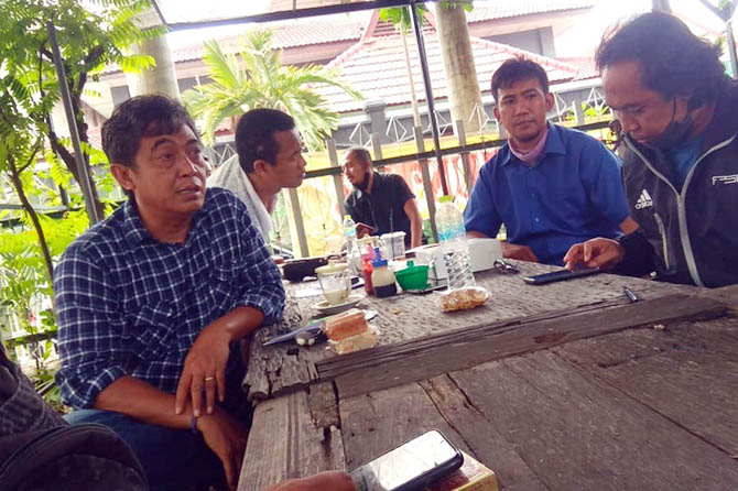 MINTA REVISI: Koordinator Paketo Agus Hariyanto (kemeja kotak-kotak) saat pers rilis Jumat (22/1) siang. Paketo minta ada revisi atas jam operasional untuk pelaku usaha atau ekonomi. (Foto: Rizky Putra Dinasti/Jawa Pos Radar Bromo)