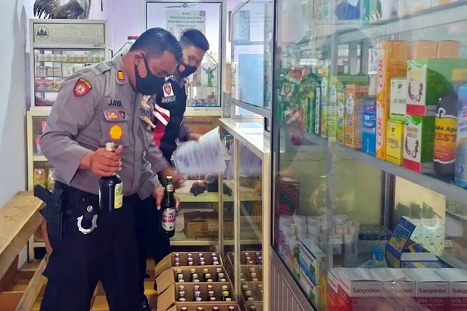 DIAMANKAN: Satsabhara Polres Probolinggo, ketika melakukan operasi pekat di Kecamatan Leces, beberapa waktu lalu. Dalam kegiatan ini mereka mengamankan puluhan botol minuman keras. (Polres Probolinggo for Radar Bromo)
