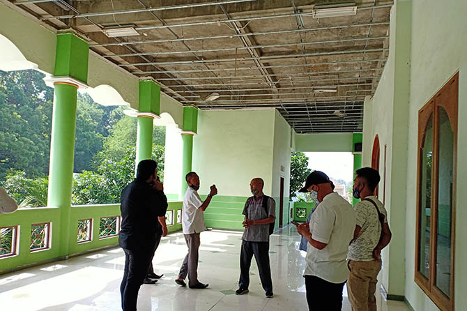 PANTAU RENOVASI: Ketua Komisi III DPRD Kota Probolinggo Agus Riyanto (dua dari kiri) saat memantau proyek fisik renovasi Masjid Agung Raudlatul Jannah Kota Probolinggo, Jumat (22/1). (Ridhowati Saputri/Jawa Pos Radar Bromo)